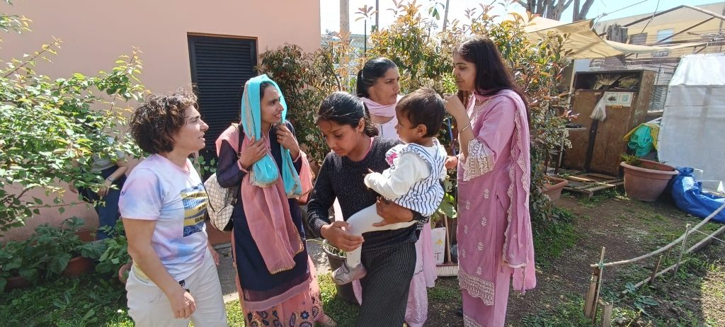 Famiglie riunite alla festa di comunità a Latina Scalo nel Giardino del Patto, aprile 2026