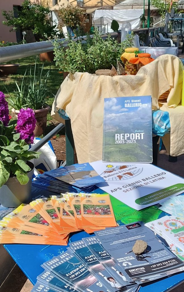 Famiglie riunite alla festa di comunità a Latina Scalo nel Giardino del Patto, aprile 2026